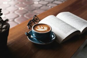 コーヒーと開いた本